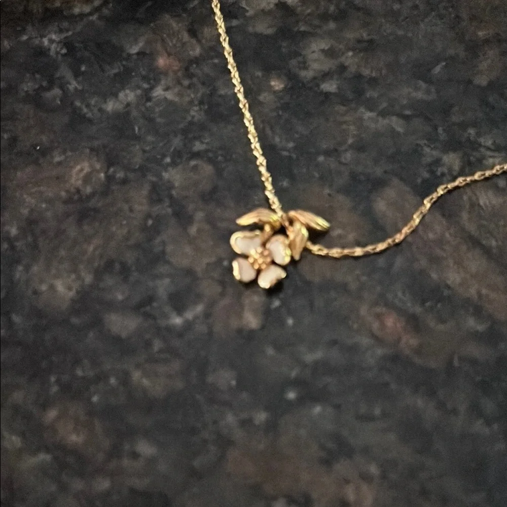 Avon Elegant Gold Necklace with Leaf Pendant Layering